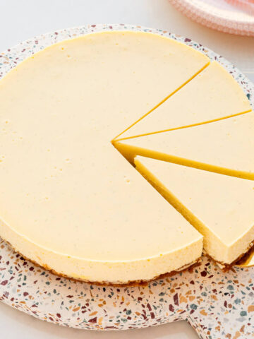 Slicing and serving a perfect baked vanilla cheesecake.