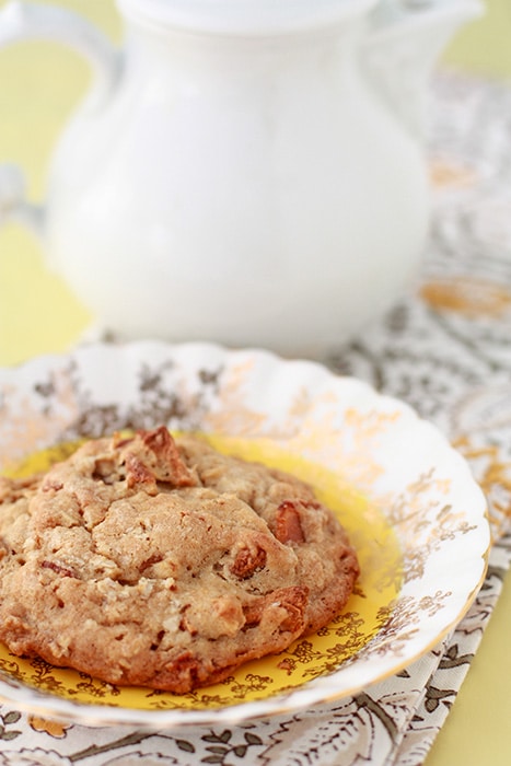 Bacon whiskey apple cookies Bacon apple cookies on a fancy plate