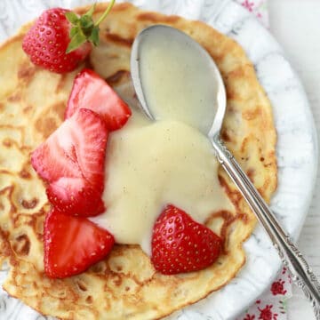 Crêpes with strawberries and vanilla pastry cream