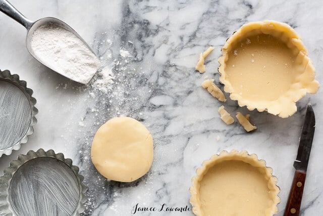 Fonçage - lining tart pans with dough