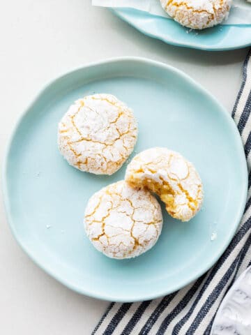 A plate of amaretti cookies.